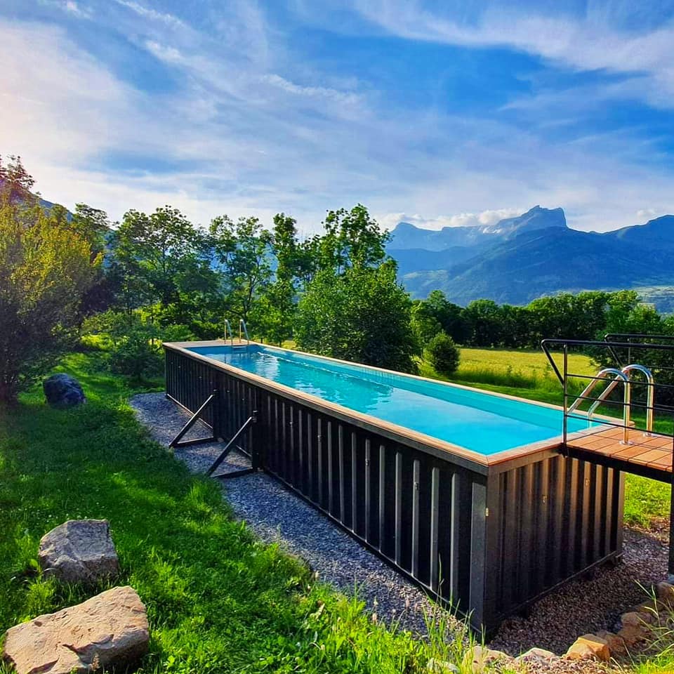 Piscine container polyvalente pour la baignade et la détente, adaptée aux enfants et aux adultes